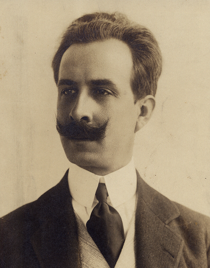 Foto de Carlos Chagas, que posa com olhar distante, vestindo terno e colete.