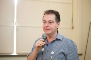 Professor Antônio Luiz durante mesa-redonda