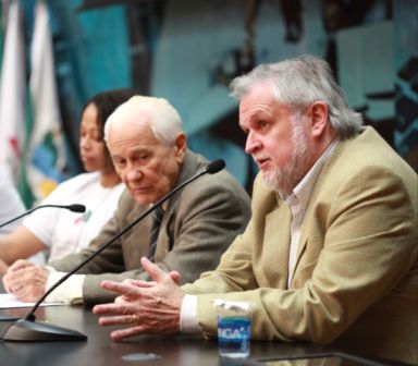 Ao lado do professor emérito da UFMG, Alcino Lázaro, José Robeto Goldin responde perguntas dos presentes.