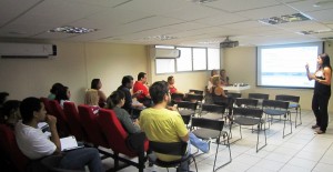 Foto: Rafaella Arruda Consultora do IAG fala para responsáveis e coordenadores. 