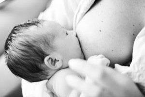 Aleitamento materno proporciona benefícios para a mãe e para o bebê, a curto e longo prazo. Foto: Reprodução