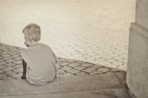 Queixas somáticas, desinteresse pelo brincar ou de ir para a escola são alguns sintomas da depressão infantil.