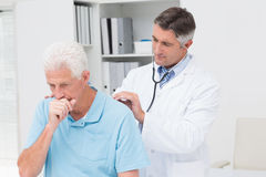 doutor-que-examina-tossindo-o-paciente-superior-49894687