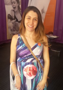 Para Karina Duarte, a exposição ajuda as gestantes a compreender melhor o parto e o papel de cada profissional. Foto: Débora Nunes