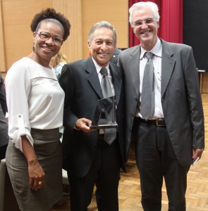 Professor José Renan da Cunha Melo recebe Troféu Mônica Bueno. Foto: Deborah Castro