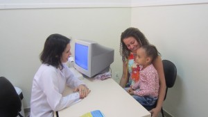 A enfermeira Rosane com Claudinéia e a filha Maria Clara. Foto: Rafaella Arruda.