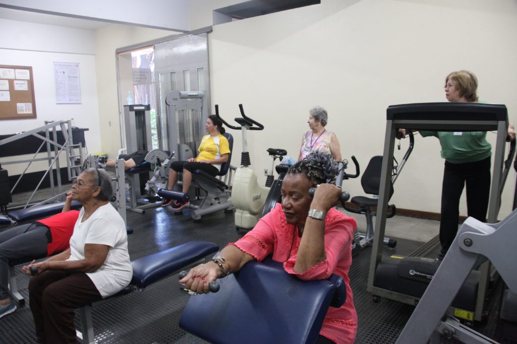 Renda, idade e participação social estão entre os fatores ambientais e individuais. 