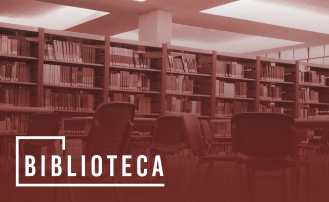 Foto com filtro avermelhado mostra biblioteca.