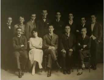 Print da exposição “Alzira Reis - Pioneirismo, Determinação e Luta”, do Cememor da Faculdade de Medicina da UFMG que mostra a foto da turma de 1919 de Medicina em que só Alzira é mulher.